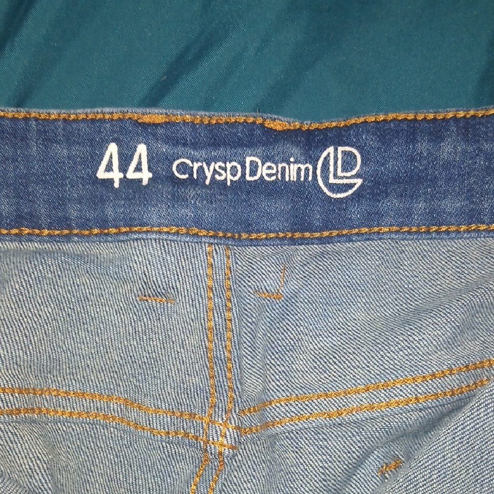 Blue Skinny Jeans with Classic Stitching and Distressed Details